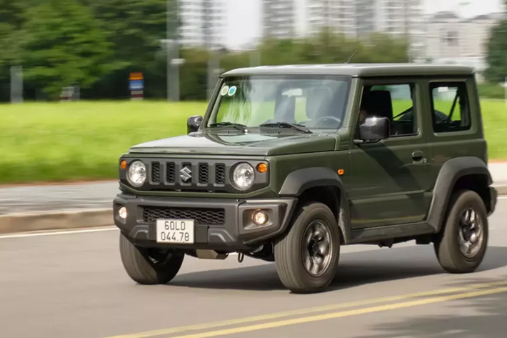 Với những yếu tố trên, có thể phác họa đôi chút chân dung khách hàng của Suzuki Jimny: đó sẽ là những người có tài chính tốt, đã có một mẫu xe phổ thông hơn để đi lại hàng ngày, muốn có một mẫu xe để thể hiện cá tính cũng như phong cách của bản thân và "độ xe" thêm theo sở thích.