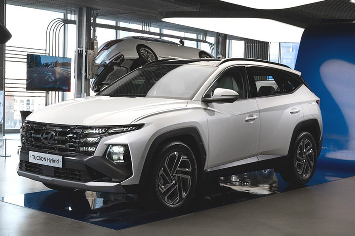 Theo Modern Motoring, Hyundai Tucson 2024 N Line được trang bị động cơ hybrid, bao gồm máy xăng 1.6L tăng áp đi kèm mô-tơ điện, cho công suất tổng cộng 230 mã lực.