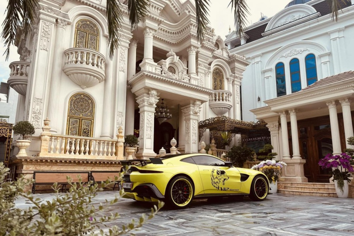 Như vậy, các xe còn thiếu là Bentley Mulsanne EWB, Bentley Bentayga V8 bản 100 năm, siêu xe Lamborghini Aventador S LP740-4, BMW 420i, Cadillac Escalade và xe siêu sang Bentley S2 Continental Flying Spur... Tổng giá trị cho dàn xe của Hoàng Kim Khánh ước tính trên 300 tỷ đồng.