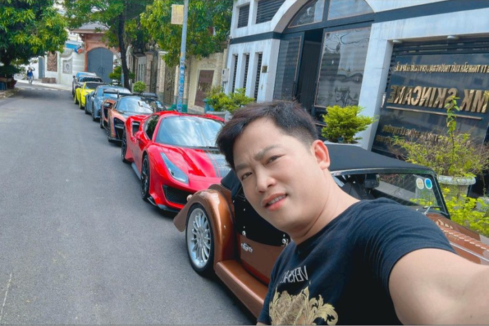 Theo như chia sẻ của đại gia Hoàng Kim Khánh, anh còn 7 chiếc xe đang để ở công viên phải chịu cảnh dãi nắng dầm mưa nên rất xót. Đến đây, không ít người mới hiểu câu nói người giàu cũng có cái khổ tâm riêng.