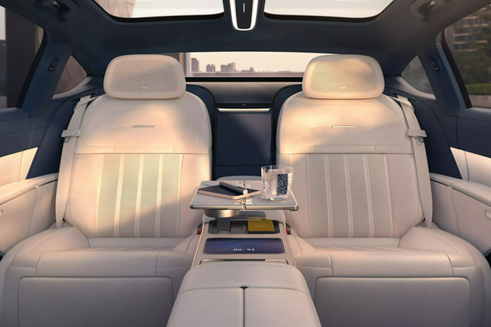 Mũi xe mang kiểu dáng thon nhọn đặc trưng của sedan thuần điện nói chung, kết hợp với cụm đèn pha cực mảnh và đèn hậu có vẻ như là sự pha trộn giữa Jaguar F-Type với Porsche Taycan. Mẫu xe này dài rộng hơn so với Mercedes EQS, nhưng thấp hơn nhiều, và chiều dài cơ sở nhỉnh hơn 40 mm. Một số chi tiết thiết kế đáng chú ý gồm: tay nắm cửa chìm trong thân xe, cánh gió sau chủ động đóng/mở, bộ mâm đa chấu cỡ lớn – 23 inch với logo lắp nổi giống Rolls-Royce để luôn nằm dọc khi bánh xe quay tròn.
