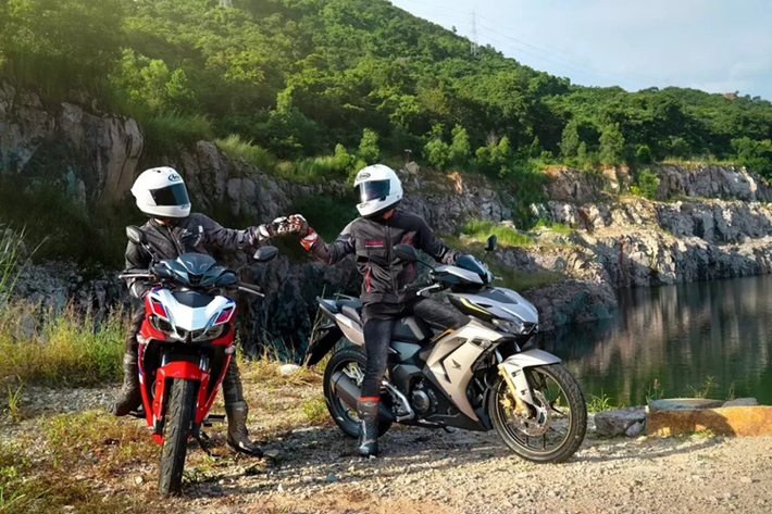 Những sự thay đổi nhẹ trên Honda Winner X 2024 lần này hứa hẹn sẽ mang lại cảm giác lái linh hoạt hơn, cho phép người dùng dễ dàng điều khiển và chuyển hướng lái.