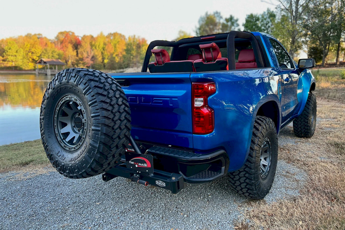 Bộ lốp xe là loại chuyên đi địa hình bùn lầy Nitto Trail Grappler kích thước 37 inch. Chiếc xe nguyên bản mang màu sơn trắng, nhưng sau khi độ xong thì Flat Out Autos cho sơn lại màu xanh ánh kim Glacier Blue và thay thế toàn bộ mặt ca-lăng thành loại lấy từ Silverado ZR2 thực thụ.