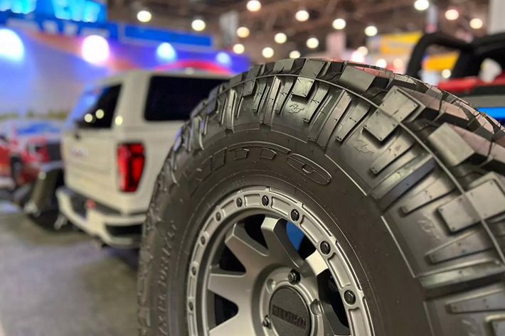 Flat Out Autos đã chế tạo thêm một bộ siêu nạp Whipple và bộ ống xả Vance & Hines tương thích với khối động cơ này, có thể nâng sức mạnh xe lên 467 mã lực và mô-men xoắn cực đại 598 Nm. Khách hàng có thể chọn nâng cấp thêm hiệu năng xe với giá 14.950 USD (367 triệu đồng).
