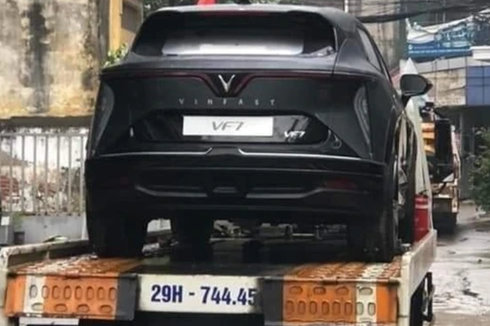 Trong khi đó, phiên bản Plus dùng 2 mô-tơ điện có công suất tổng cộng 260 kW (khoảng 349 mã lực) và mô-men xoắn cực đại 500 Nm. Ngoài ra, xe còn có hệ dẫn động 4 bánh toàn thời gian và pin 75,3 kWh, mang đến quãng đường di chuyển 431 km sau một lần sạc đầy pin.