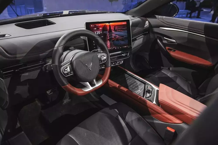 SUV điện VinFast VF7 đã lần đầu tiên trình làng trong triển lãm Điện tử Tiêu dùng (CES) 2022 diễn ra vào đầu năm ngoái dưới dạng xe concept. Ở bản thương mại, mẫu ô tô điện này dự kiến không thay đổi nhiều về mặt thiết kế so với xe concept.