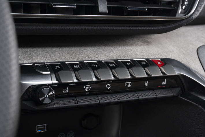 Trong khi đó, phiên bản thuần điện của mẫu SUV này dự kiến sẽ dùng chung hệ truyền động với Peugeot E-3008 mới. Nếu đúng như vậy, xe sẽ sở hữu mô-tơ điện với công suất tối đa dao động từ 207 - 316 mã lực. Mô-tơ điện sẽ đồng hành cùng cụm pin có dung lượng từ 73 - 98 kWh.