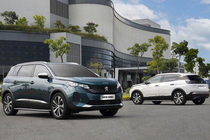 Peugeot 5008 lần đầu tiên ra mắt thị trường vào năm 2009 như một mẫu xe minivan. Tuy nhiên, ở thế hệ thứ hai, trình làng vào năm 2016, mẫu xe này được chuyển thành SUV 7 chỗ với chiều dài cơ sở lớn hơn 3008.