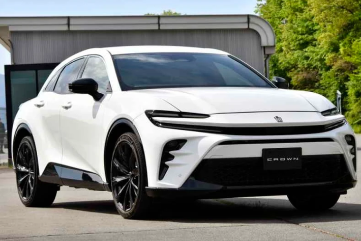 Ra mắt lần đầu tiên tại Nhật Bản, mẫu SUV thể thao Toyota Crown Sport 2024 mới thừa hưởng thiết kế thể thao của mẫu concept được ra mắt năm ngoái, xe cung cấp cả lựa chọn hệ truyền động hybrid tự sạc và plug-in hybrid tiét kiệm nhiên liệu hơn so với các đối thủ cùng phân khúc.
