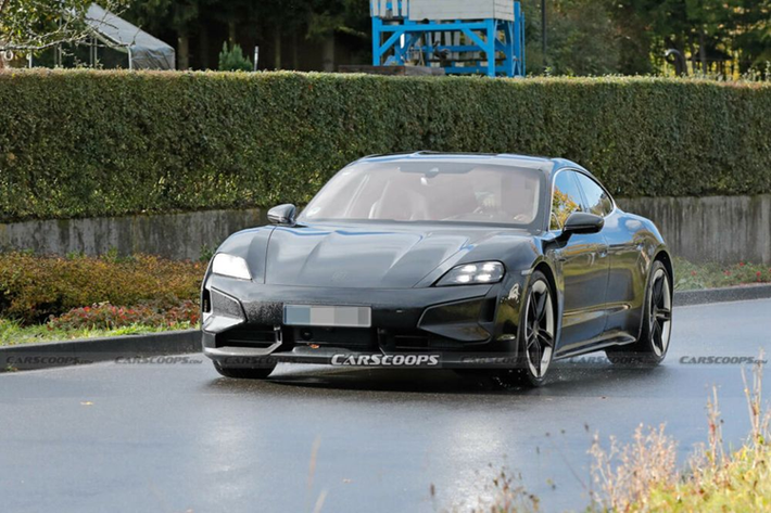 Những hình ảnh chạy thử trên đường đua Nurburgring cho thấy Porsche Taycan 2024 mới sẽ có kiểu dáng góc cạnh hơn trước, nhất là ở khu vực cản trước và hai bên khe tản nhiệt. Đèn pha LED có công nghệ HD Matrix mới, giúp tăng tầm chiếu xa lên 600m. Ở phía sau, mẫu xe điện này được bổ sung khe gió đặt dọc phía dưới hai bên đèn hậu.