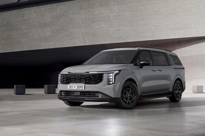 Kia Carnival 2024 mới được áp dụng ngôn ngữ thiết kế Opposites United mới, tương tự các mẫu xe đời mới mà Kia cho ra bản nâng cấp thời gian gần đây như Morning, Seltos, Sorento và K5. Cụ thể, mẫu minivan này được trang bị lưới tản nhiệt “mũi hổ” mới với những chi tiết mạ chrome bên trong.