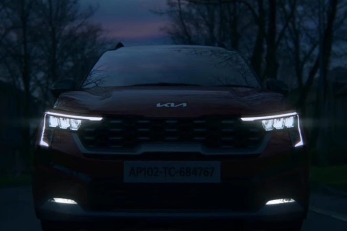 Trong đoạn video vừa được hé lộ, Kia Sonet 2024 xuất hiện nổi bật với ngoại thất màu đỏ cá tính. Phần đầu xe gần như được thiết kế lại hoàn toàn với lưới tản nhiệt mỏng hơn đi cùng đèn chạy ban ngày LED hình chữ L ngược và đèn pha LED mới. Cản trước của xe cũng được tinh chỉnh nhìn cứng cáp hơn.