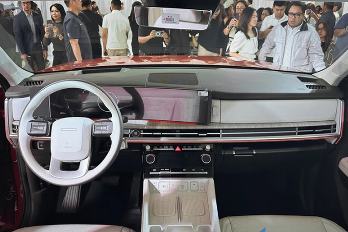 Trên mỗi phiên bản, Hyundai SantaFe 2024 sẽ sở hữu một loại vành la-zăng khác nhau. Ở phía sau, xe có đèn hậu được thiết kế với đồ họa chữ “H”. Dải đèn này được chuyển xuống thấp, gần khu vực nắp cốp. Xe có gạt mưa được đặt ẩn sau cánh gió.