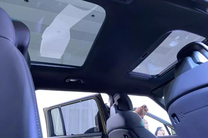 Một số điểm nổi bật khác bên trong khoang lái của Hyundai SantaFe 2024 ở thị trường Philippines gồm có: 2 sạc điện thoại không dây, điều hòa tự động đa vùng với cửa gió dành cho hàng ghế sau nằm trên trần xe, cửa sổ trời kép, ghế trước chỉnh điện và ghế lái Relaxation Seat.