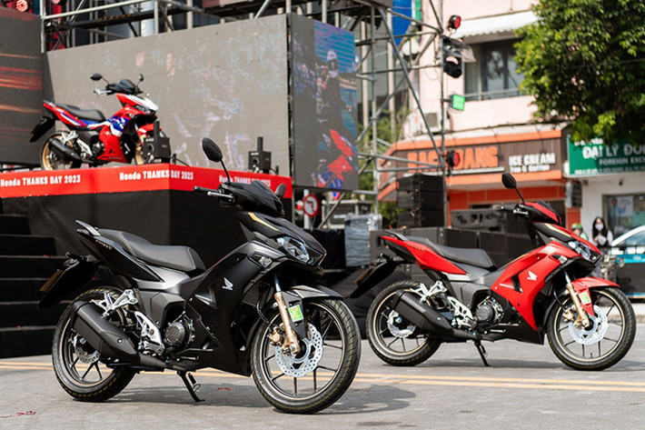 Cụ thể, mẫu xe côn tay Honda Winner X 2024 đã được điều chỉnh nhẹ ở thiết kế và động cơ. Ngoại hình xe có thêm vành, bộ tem và phối màu mới. So với phiên bản cũ, mâm trước của mẫu xe côn tay này nhẹ hơn 282 gam trong khi trọng lượng của mâm sau giảm 170 gam.
