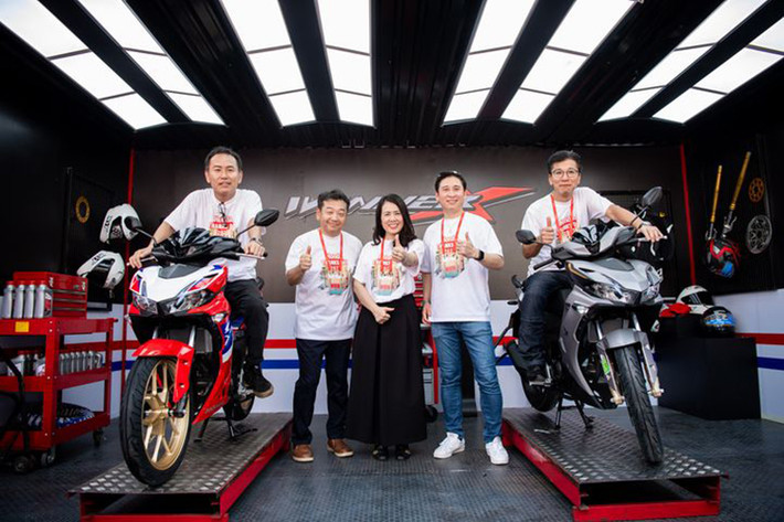 Honda Winner X 2024 mới đã chính thức ra mắt người tiêu dùng Việt trong khuôn khổ sự kiện Honda Thanks Day tại phố Lê Lợi, Tp.HCM. Phiên bản mới với những điều chỉnh hấp dẫn trong thiết kế lẫn động cơ, đặc biệt được trang bị công nghệ bộ ly hợp chống trượt hai chiều hoàn toàn mới, hứa hẹn đem đến cho khách hàng cảm giác lái thú vị.