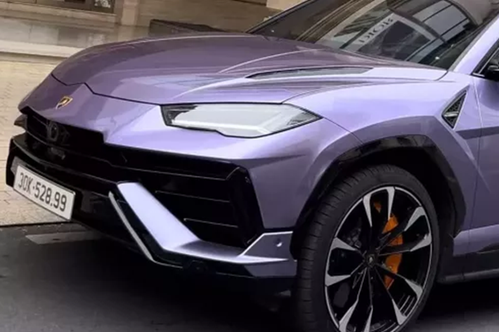 Chiếc xe Lamborghini Urus S đầu tiên về Việt Nam thuộc sở hữu của 1 đại gia tại Hà Nội có màu xám lông chuột, đểm nhấn ở ngoại thất là nhiều chi tiết sơn đen, bộ mâm 5 chấu kép sơn 2 màu tương phản là bạc-đen cùng kẹp phanh màu vàng.