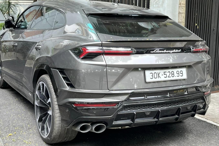 Cụ thể, chiếc siêu SUV Lamborghini Urus S 2023 này có màu tím ngọc trai, là 1 trong các bộ áo tùy chọn của hãng xe Lamborghini, tuy nhiên, sự thật không phải như vậy. Nếu không nhờ chiếc biển số 30K-528.99, chắc có lẽ nhiều người nghĩ màu tím ngọc trai chính là bộ áo "zin" của siêu SUV Lamborghini Urus S 2023 này.