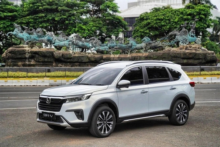 Tương tự, Honda BR-V cũng được đại lý chào bán kèm ưu đãi 50% lệ phí trước bạ. Khách hàng đặt cọc trong tháng 12 này sẽ được giảm từ 33-42 triệu đồng chi phí lăn bánh tùy địa phương.