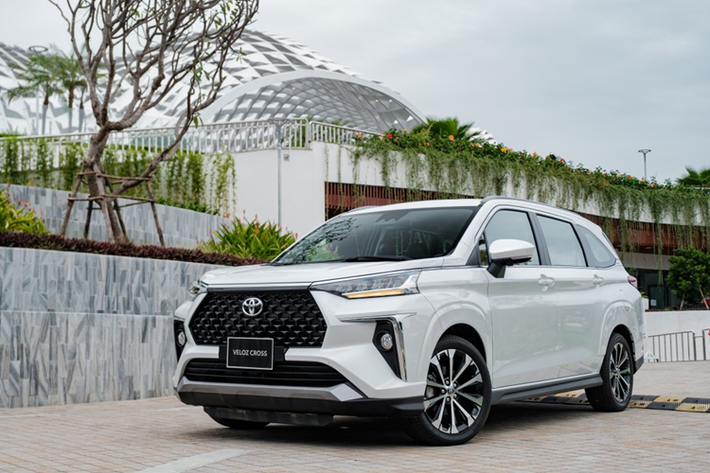 Hiện tại, Toyota đang áp dụng chương trình ưu đãi 50% lệ phí trước bạ cho cả 2 mẫu xe MPV 7 chỗ cỡ nhỏ tại Việt Nam của hãng là Toyota Avanza và Veloz Cross. Mức ưu đãi mà khách mua xe nhận được là 28 – 30 triệu đồng đối với Avanza và 33-35 triệu đồng đối với Veloz Cross.