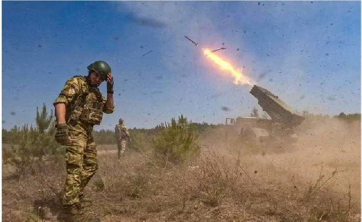 Theo nhà quan sát quân sự Mikhail Zvinchuk, rạng sáng 18/9, Quân đội Ukraine đã sử dụng máy bay không người lái tấn công bất ngờ vào các mục tiêu Nga có chiều sâu, phá hủy kho vũ khí ở Toropets, tỉnh Tvers và làm nổ tung một kho đạn siêu lớn. Hiện trường vụ nổ giống như một vụ nổ hạt nhân. Điều gây sốc là vào thời điểm xảy ra vụ nổ, hệ thống giám sát địa chấn của Nga đã đồng thời phát hiện ra trận động đất. Ảnh minh họa.