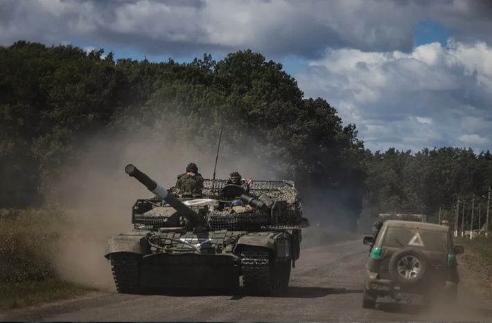 Trong khi kho đạn bị tấn công, Quân đội Ukraine tiếp tục lấp đầy chiến trường Kursk. Theo kênh Telegram “Military Chronicle”, ngày 18/9, Quân đội Ukraine đã đưa Lữ đoàn 21 đóng vai trò lực lượng dự bị vào tham chiến với số lượng lớn trang bị của NATO bao gồm xe tăng Leopard 2A5 của Đức, xe chiến đấu bộ binh CV-90 của Thụy Điển và xe chiến đấu bộ binh của Mỹ,... đổ bộ vào chiến trường Kursk. Ảnh: New York Times.