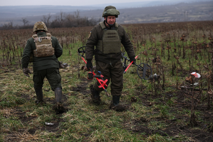 Lính dù Nga đang cố gắng ngăn chặn cuộc tấn công của quân Ukraine. Theo phóng viên Alexander Coates, Quân đội Ukraine lần đầu tiên phối hợp xe tăng Leopard 2 của Đức và xe chiến đấu CV90 của Thụy Điển và đưa chúng vào trận chiến. Các tuyến phòng thủ "răng rồng" và bãi mìn được bố trí ở phía trước, sau đó đoàn thiết giáp mang theo bộ binh ngay lập tức tràn vào. Xét theo hướng tiến quân thì đó hẳn là làng Wesholoye. Ảnh: Reuters.