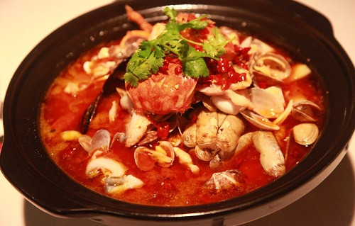 Ăn quá chua cay. Mùa đông lạnh giá mà ăn lẩu chua cay thì thật tuyệt vời. Tuy nhiên, nếu ăn quá chua cay sẽ ảnh hưởng lớn đến dạ dày và các cơ quan tiêu hóa khác. Vị chua, cay tác động lên niêm mạc dạ dày, nhẹ thì đau dạ dày, nặng thì gây phù nề, xung huyết, viêm loét dạ dày. Ảnh: 7monngonmoingay.info