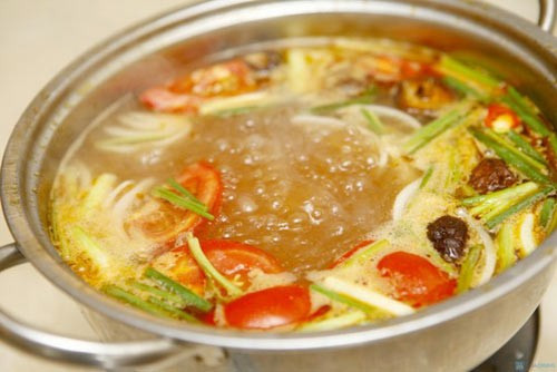Ăn quá nóng. Việc ăn quá nóng với đồ ăn vừa được gắp ra từ nồi lẩu có nhiệt độ lên tới 120 độ C, nhiệt độ đồ ăn sẽ trên 50-60 độ C rất dễ làm tổn thương khoang miệng, dạ dày và thực quản. Ngoài ra, gia vị cay nóng kèm với nhiệt độ cao của đồ ăn sẽ gây kích thích đường tiêu hóa, gây hại cho sức khỏe của bạn. Vì vậy, đồ ăn gắp từ nồi lẩu ra bạn nên cho vào một cái đĩa/bát để nguội bớt, sau đó mới ăn. Ảnh: Hervietnam.com