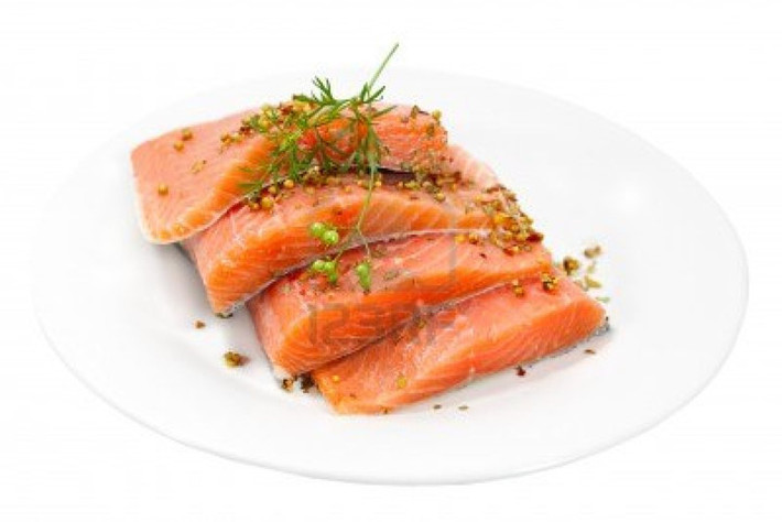 Cá hồi là một nguồn cung cấp axit béo omega-3, giúp giảm thiểu nguy cơ khô mắt mãn tính và thoái hóa điểm vàng. Ngoài axit béo omega-3, cá hồi còn chứa một lượng dồi dào vitamin A và D, giúp bảo vệ bề mặt của mắt. Ảnh: Theo Boldsky