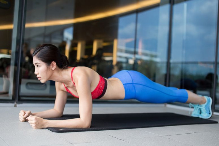 Động tác 2. Bước 1: Chống khuỷu tay xuống thảm tạo thành một góc vuông góc với vai. Bước 2: Cố định cơ thể tạo thành một đường thẳng từ phần vai cho đến chân. Phần hông duy trì trên cao vừa phải, không nên nâng lên quá cao hoặc hạ xuống quá thấp. Bước 3: Giữ tư thế này trong 30 giây, siết chặt phần cơ bụng và duy trì nhịp thở đều. Ảnh: http://lifestyle.cfyc.com.vn/
