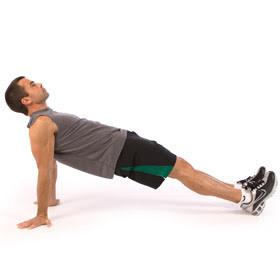 Động tác 6: Plank ngược. Bài này nâng cao hơn bài Plank cao phía trên. Bây giờ chúng ta sẽ ngồi trên sàn, chân mở rộng hướng mặt lên trần, dùng gót chân và bàn tay (các ngón tay xoay về hướng chân) làm trụ như tư thế Plank cao. Để tăng thêm mức độ khó, bạn có thể nâng 1 chân lên cao (mũi chân duỗi thẳng) và giữ mỗi chân 10 giây. Chú ý là cố gắng giữ lưng thẳng nhé. Ảnh: thehinhnam.com