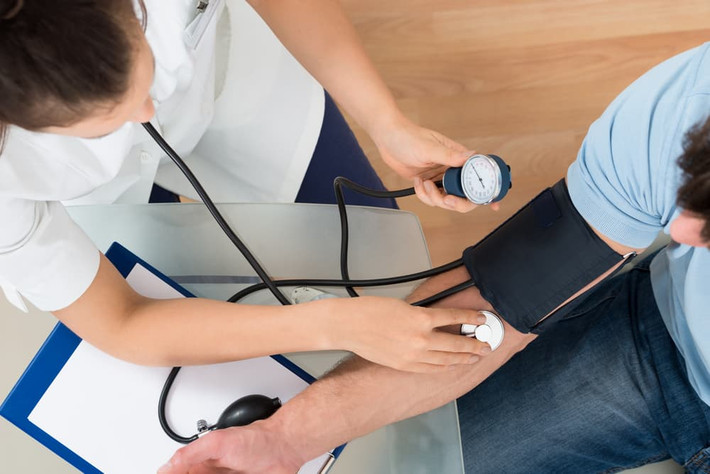 Đặc biệt, nam giới lâu ngày không vận động sẽ dẫn đến tích mỡ trong cơ thể. Khi mỡ tích tụ quá nhiều trong gan, sức đề kháng bị giảm sút. Ngoài ra, uống rượu nhiều cũng dễ dẫn đến bệnh gan nhiễm mỡ do rượu. Vì vậy, sau 30 tuổi nên đi khám sức khỏe định kỳ để đề phòng mắc các bệnh liên quan. (Ảnh: Internet)