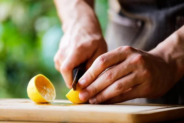 Ngoài ra, nếu bạn chỉ sử dụng một nửa quả chanh, hãy dùng màng bọc thực phẩm đậy phần còn lại hoặc cho vào hộp kín. Bạn sẽ cần sử dụng nó trong vòng vài ngày. (Ảnh Getty)