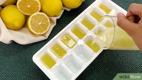 Vì vậy, bạn nên sử dụng hết nước chanh trong khoảng thời gian này hoặc đông lạnh phần nước chanh còn lại. Bạn có thể làm điều này bằng cách đổ nước ép chanh vào khay đá viên. Ảnh: Wikihow.