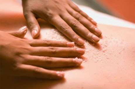 Dùng muối tinh - Muối là thực phẩm thông dụng, dễ kiếm và rẻ. Bạn có thể rang nóng từ 600g-800g muối tinh, cho vào túi vải hoặc khăn bông mềm và chườm lên bụng khi còn nóng. Trong quá trình chườm muối bạn nên kết hợp với việc massage nhẹ nhàng để làm cho cơ bụng săn chắc và tăng thêm phần hiệu quả. Chườm đến khi túi muối hết nóng, bạn có thể rang muối lại và thực hiện tiếp lần thứ hai như cách làm ở trên.