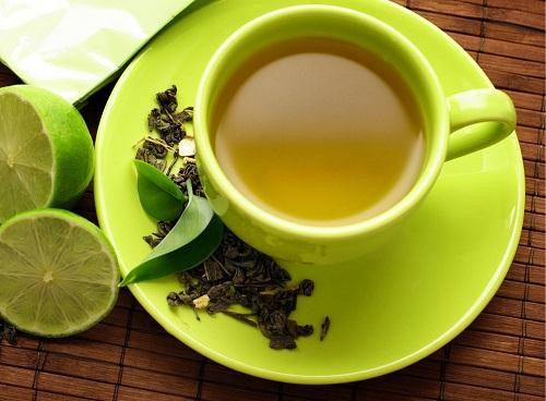 Uống trà xanh. Rất nhiều nghiên cứu chỉ ra những lợi ích của việc uống trà xanh hàng ngày. Trà xanh có chứa thành phần chống viêm, làm mát cơ thể có tác dụng rất tốt trong việc ngăn ngừa mụn do nội tiết. Để có kết quả tốt nhất, hãy uống 3 cốc trà xanh mỗi ngày.
