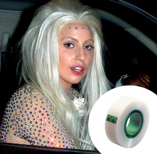 Lady Gaga tẩy trang mắt bằng băng dính. Ý kiến của các chuyên gia là nếu bạn có thử phương pháp này thì nên thận trọng. Các lớp trang điểm có ánh nhũ thường khá khó để tẩy trang, vì vậy trong trường hợp này băng keo có thể là một mẹo nhỏ cho bạn. Băng keo bằng vải sẽ là loại nhẹ nhàng nhất đối với làn da của bạn. Nhưng nếu da của bạn thuộc dạng siêu nhạy cảm hoặc dễ bị ửng đỏ, đừng nghĩ đến phương pháp này và hãy trung thành với các loại tẩy trang thông thường.