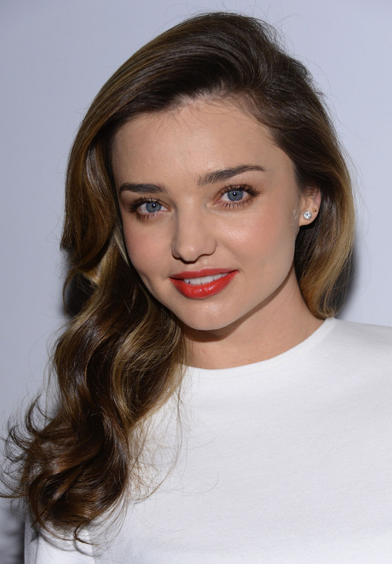Miranda Kerr đánh mắt bằng son dưỡng môi. Theo các chuyên gia, bạn nên thử dùng một chút son dưỡng môi thay vì phấn mắt, nó sẽ có tác dụng như phấn ‘hightlight’ cho đôi mắt bạn lấp lánh hơn. Điều lưu ý là bạn nên chọn một loại dưỡng bóng môi có nguồn gốc từ thiên nhiên bởi son bóng thông thường có thể làm tắc nghẽn lỗ chân lông của bạn và nó cũng khá nhờn dính. Bạn chỉ nên thoa một ít son dưỡng môi không màu vào trong mí mắt của mình.