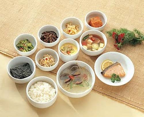 Chú trọng bữa ăn sáng. Nhiều người cho rằng, nhịn bữa ăn sáng sẽ giúp giảm cân nhanh, đó là quan điểm sai lầm. Nhịn bữa ăn sáng sẽ làm cho bạn tăng thêm cảm giác đói và ăn nhiều vào bữa trưa và tối sẽ làm bạn tăng cân nhanh hơn. Do đó, cách giảm cân hữu hiệu các bạn nên chọn chế độ dinh dưỡng đầy đủ vào buổi sáng. Bạn ăn no vào buổi sáng sẽ giúp bạn có cảm giác no, không thèm ăn vặt và giảm ăn lại vào bữa trưa và bữa tối.