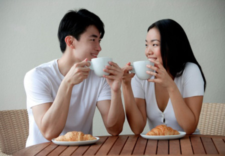 Không uống bất cứ loại thức uống gì khi đang dùng bữa. Bởi nước sẽ khiến bạn nhai nhanh hơn, nuốt cũng nhanh hơn và lẽ dĩ nhiên, bạn cũng ăn nhiều hơn. Hãy nhớ chỉ uống trước và sau bữa ăn.