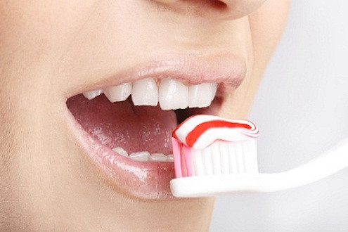 DEA. Đây là chất phụ gia, chất tạo bọt có mặt trong kem đánh răng và cả trong một vài loại thuốc trừ sâu. DEA phá vỡ nội tiết tố và các hình thức nitrat gây ung thư. Theo tiến sĩ Samuel Epstein, giáo sư sức khỏe môi trường tại Đại học Illinois, tiếp xúc với da lặp đi lặp lại để DEA có thể dẫn đến tăng nguy cơ ung thư gan và thận.