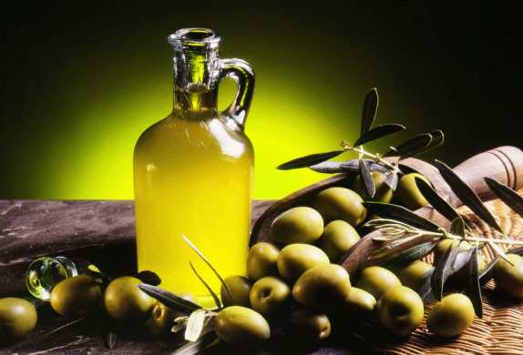 Dầu oliu: ngăn ngừa nếp nhăn. Trong dầu oliu có nhiều loại vitamin rất tốt cho da như vitamin E giúp chăm sóc da, chống lão hóa, ngăn ngừa các nếp nhăn, tăng độ đàn hồi cho da; vitamin A bảo vệ da trước các tác nhân gây hại như tia UVA/UVB… Các chất chống oxy hóa có trong dầu oliu – hydroxytyrosol cùng với vitamin E giúp ngăn ngừa thoái hóa tế bào trong da; squalene trong dầu oliu giúp tăng tính đàn hồi của da, do đó xóa nếp nhăn bằng dầu oliu là một phương pháp hữu hiệu thổi bay các nếp nhăn của da, khiến da săn chắc và trẻ trung.