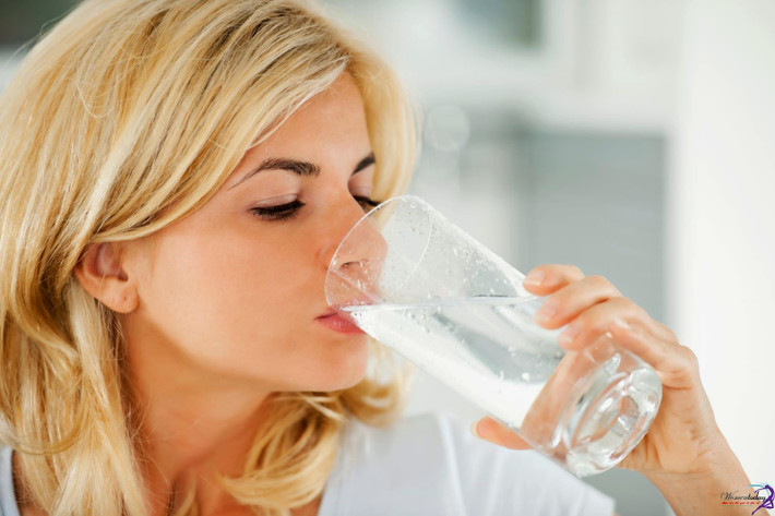 Uống một chút nước trước bữa ăn. Trước khi ăn trưa, hãy uống một ly nước nhỏ, nó sẽ giúp làm dịu cảm giác đói và ham muốn đánh chén thật nhiều, đồng thời nước cũng khiến dạ dày bớt trống, giúp bạn ăn ít hơn trong bữa trưa. Uống từng ngụm nhỏ nước hoặc trà không đường trong suốt bữa ăn cũng là biện pháp tốt, vì chúng không chứa calo.