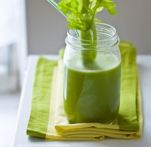 Nước rau củ ép. Sau khi uống nước chanh ấm, bạn có thể bổ sung vitamin cho cơ thể bằng nước ép rau củ. Món nước ép bổ dưỡng này còn giúp giải tỏa "cơn khát" của cơ thể sau các bữa ăn ngập tràn chất béo.