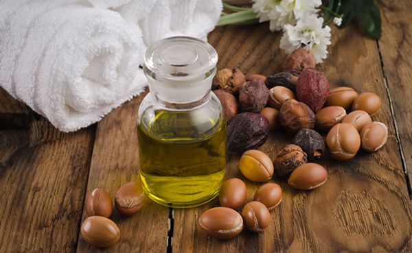 Ma rốc. Phụ nữ tại nước này thường tự chế dầu argan, chứa nhiều vitamin E và axit béo. Ở châu Phi, dầu được coi như một điều kỳ diệu của thiên nhiên và có lợi ích làm đẹp tuyệt vời. Loại dầu này được xem là có tác dụng ngăn ngừa nếp nhăn, mụn trứng cá và là loại kem dưỡng ẩm tuyệt vời cho cả da và tóc.