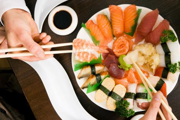 Phụ nữ Nhật ăn cá trẻ lâu. Ăn cá cũng là một điểm đáng chú ý trong chế độ ăn uống của người Nhật, đặc biệt là chế độ ăn của phụ nữ Nhật. Cá là món ăn tốt cho phụ nữ bởi vì nó là một nguồn tuyệt vời của axit béo omega-3, một loại axit giúp chống lại sự lão hóa hiệu quả. Nếu bạn muốn học tập bí quyết trẻ trung của phụ nữ Nhật, bạn không nên nói không với cá hồi, cá ngừ, cá thu hoặc cá trích... các loại thực phẩm tuyệt vời không những giúp kéo dài sự trẻ trung mà còn giúp giảm nguy cơ bệnh tim và ung thư vú.