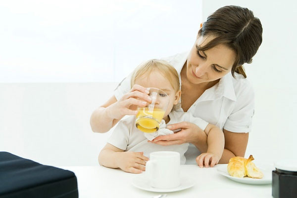 Cho trẻ uống chất lỏng giữa các bữa ăn. Vì trẻ em có dạ dày nhỏ nên chúng sẽ no nếu được uống sữa và nước trái cây thường xuyên trong ngày. Hãy thử cho trẻ ăn 3 bữa chính và 2-3 bữa phụ mỗi ngày và hạn chế cho trẻ uống quá 2 chén sữa hoặc 2-3 ly nước trái cây.