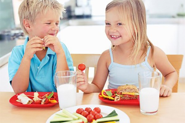 Cho trẻ ăn vặt trước bữa ăn. Một sai lầm phổ biến là cho phép con uống sữa, nước trái cây cả ngày hoặc ăn vặt giữa các bữa, làm trẻ giảm cảm giác thèm ăn khi tới bữa chính.