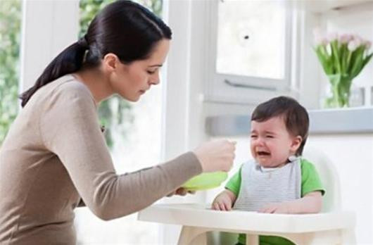 Ép con ăn hết khẩu phần. Theo các chuyên gia dinh dưỡng, thay vì ép con ăn hết khẩu phần, để trẻ ăn uống “tùy hứng” vào những giờ giấc không ổn định, bạn nên giúp trẻ ăn uống đúng giờ (có bữa chính, bữa phụ đúng thời gian quy định).